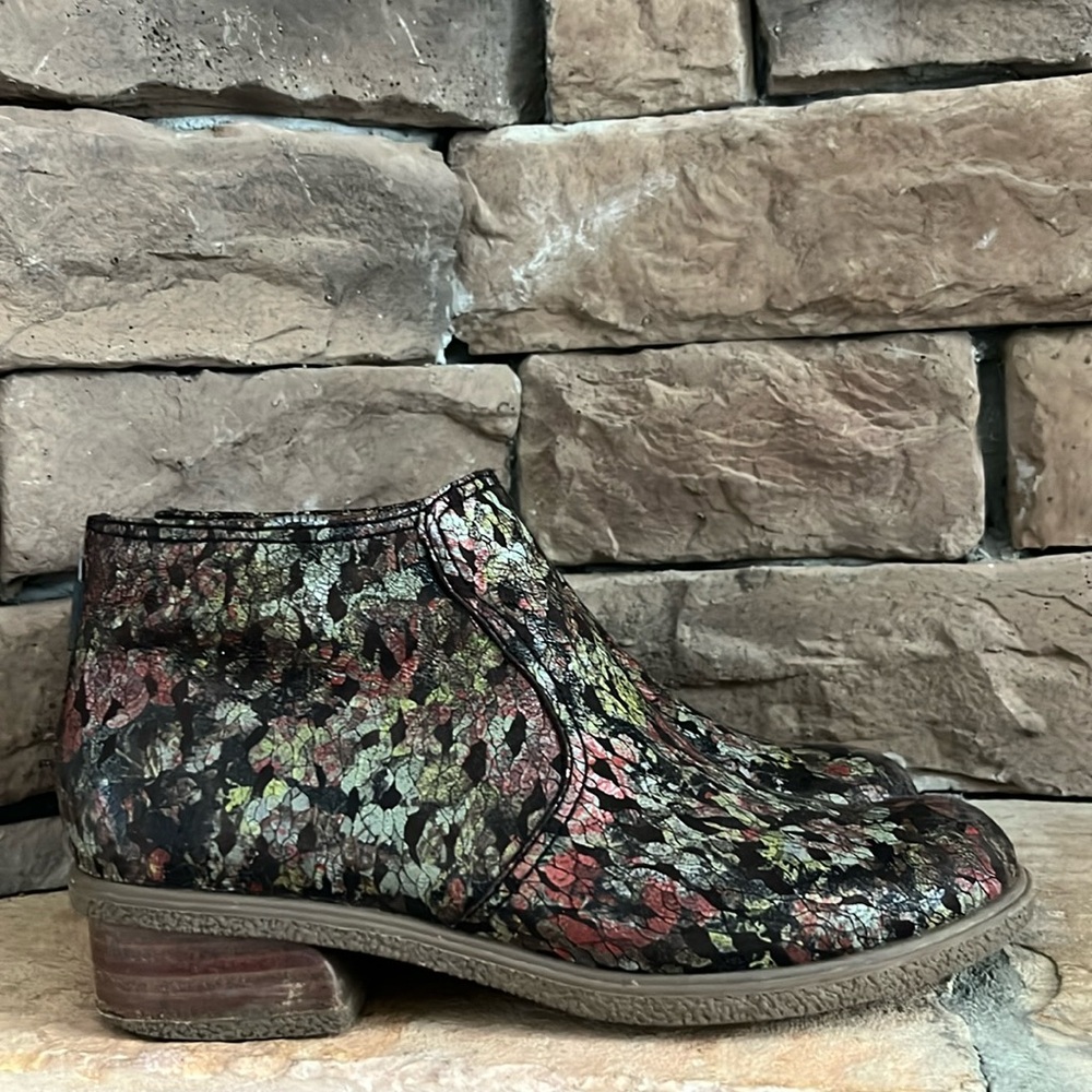 Dansko Metallic Ankle Boot / SZ 38 or 7.5-8